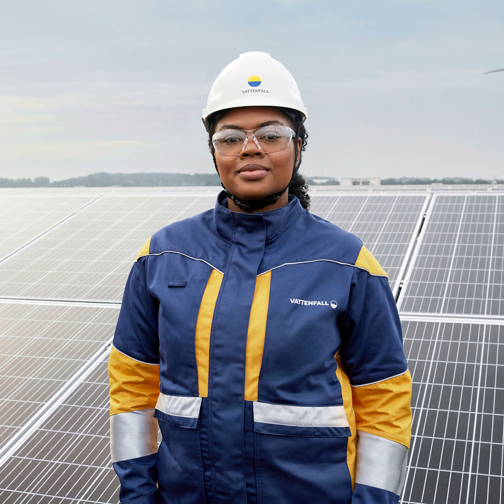 Vattenfall employee in front of solar panels