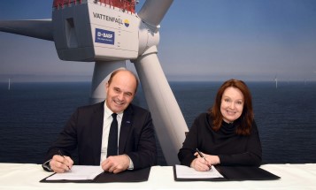 Martin Brudermüller, CEO of BASF, and Anna Borg, CEO of Vattenfall, signing a Memorandum of Understanding