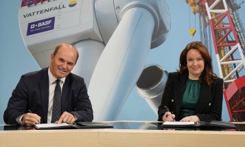 Martin Brudermüller, BASF, och Anna Borg, Vattenfall, skriver under Nordlicht-avtalet