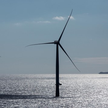 Ett vindkraftverk i den havsbaserade vindparken DanTysk