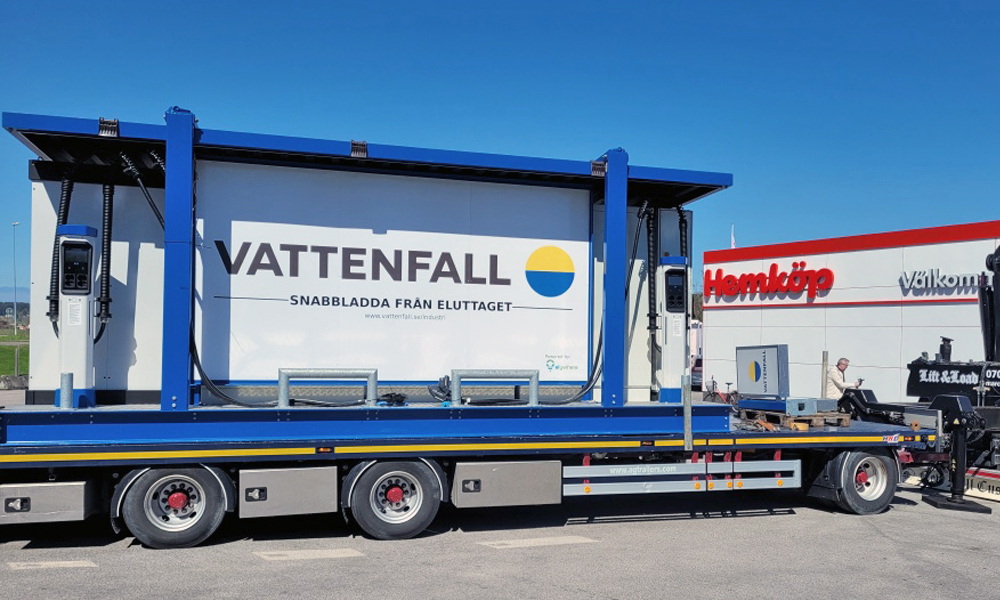 Mobil laddstation från Vattenfall lastas av intill Hemköp-butik i Söderköping