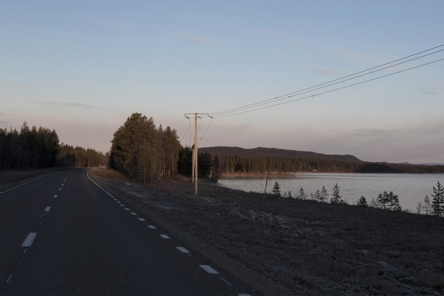 Kraftledning längs en väg i norra Sverige
