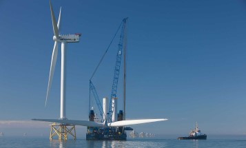 Installation of a wind turbine at sea