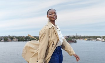 Kvinna på promenad i Stockholm